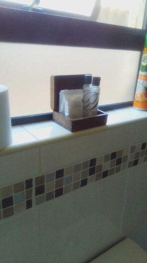 Kamar Ekonomi, 1 kamar tidur | Kamar mandi | Shower, handuk,  dan tisu toilet