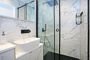 Dusche, Regendusche, kostenlose Toilettenartikel, Haartrockner