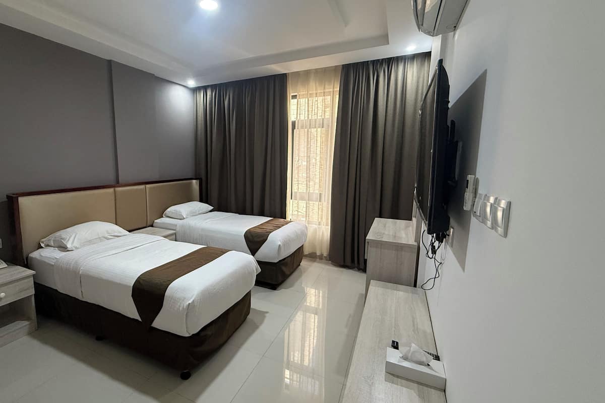 Kamar Double atau Twin Deluks | Seprai antialergi, minibar, brankas, dan meja kerja