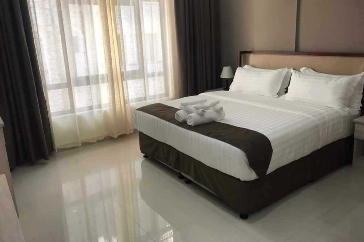 Seprai antialergi, minibar, brankas, dan meja kerja