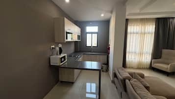 Leilighet, 2 soverom | Allergitestet sengetøy, minibar, safe på rommet og skrivebord