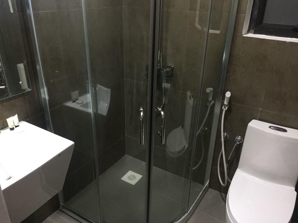 combined shower/bathtub, hydromassage showerhead, free toiletries