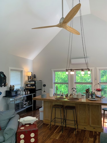 Tree Top Views Close to Beaches and Downtown