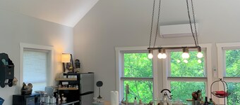 Komfortabel og romslig to etasjers hjem oppe i tretoppene