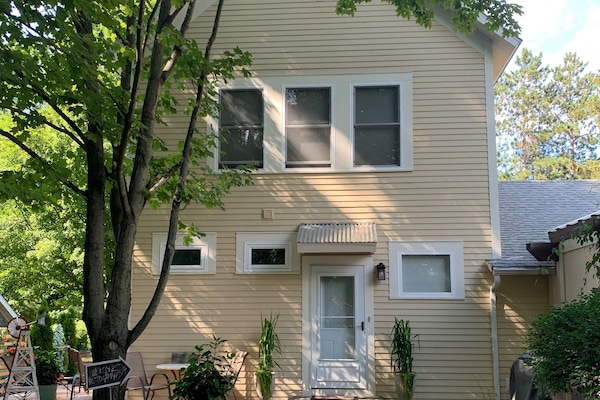 Entry patio, Grill, patio table and chairs