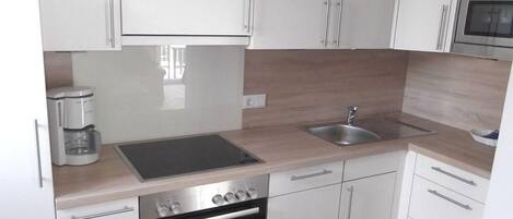 Réfrigérateur, four, lave-vaisselle, cafetière/bouilloire