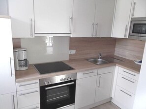 Køleskab, ovn, opvaskemaskine, kaffe-/temaskine