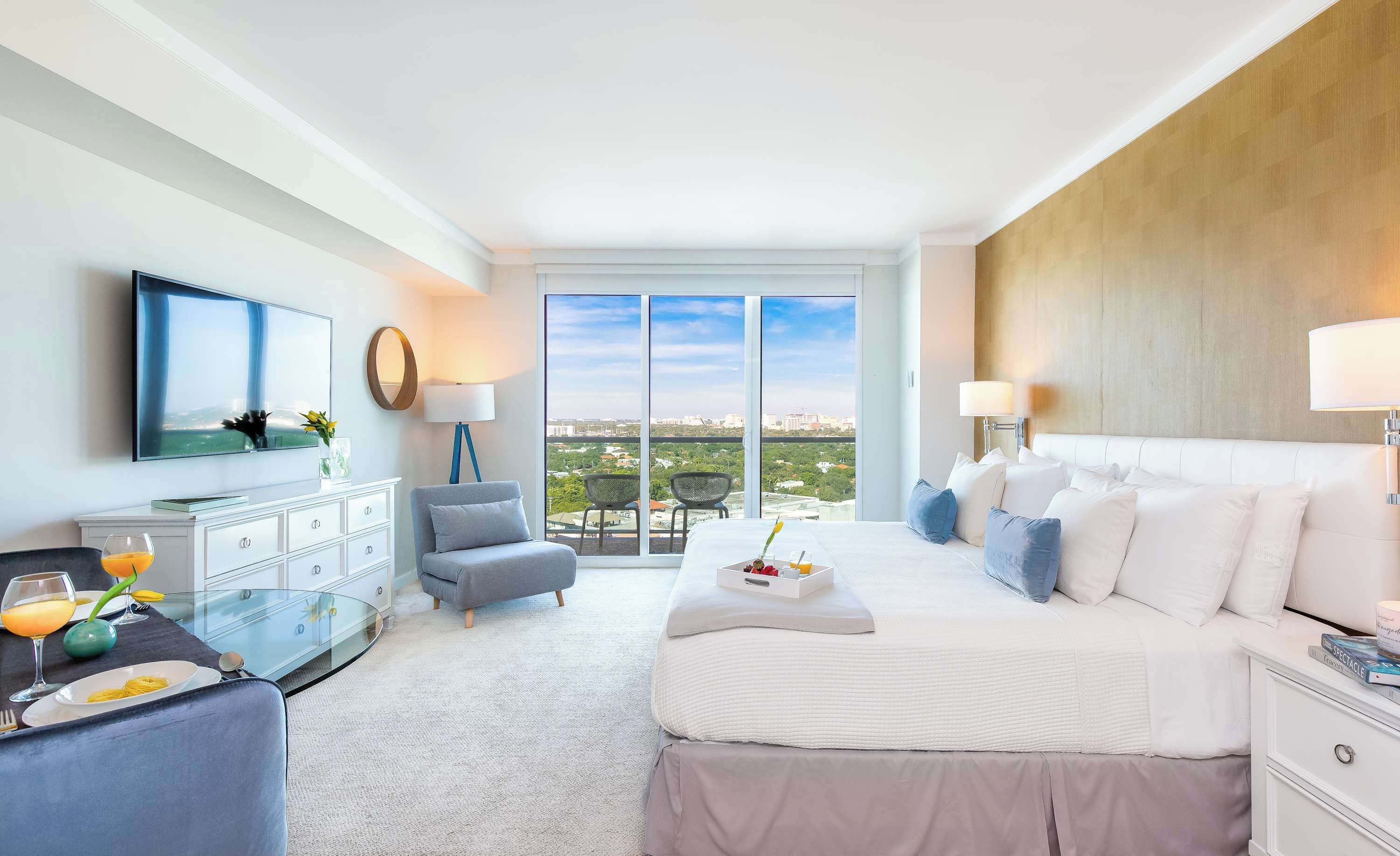 Tabla de planchar con plancha, cuna de viaje, wifi y ropa de cama 