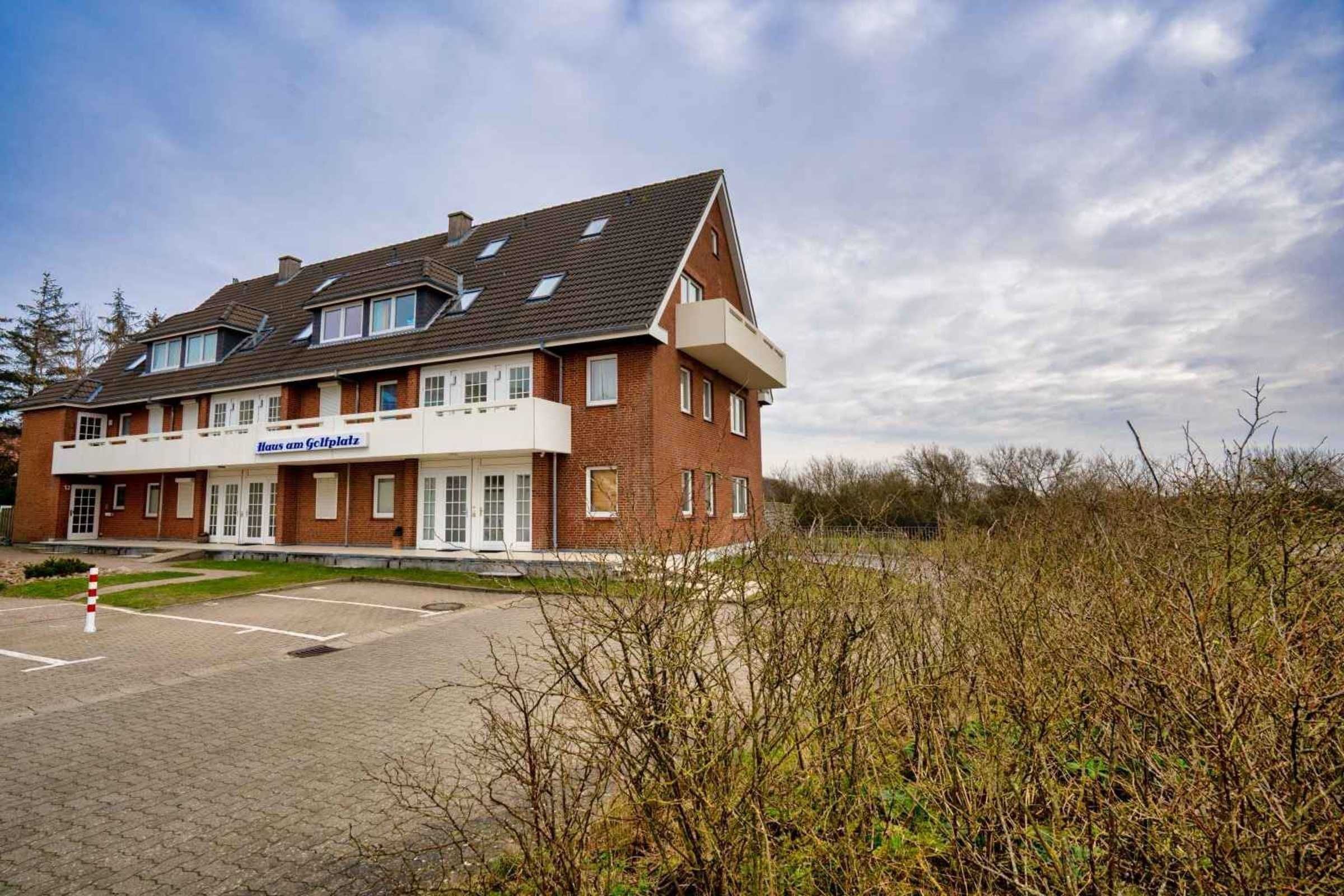 Un edificio a due piani con un cartello che riporta la scritta "Haus am Gelfplatz".