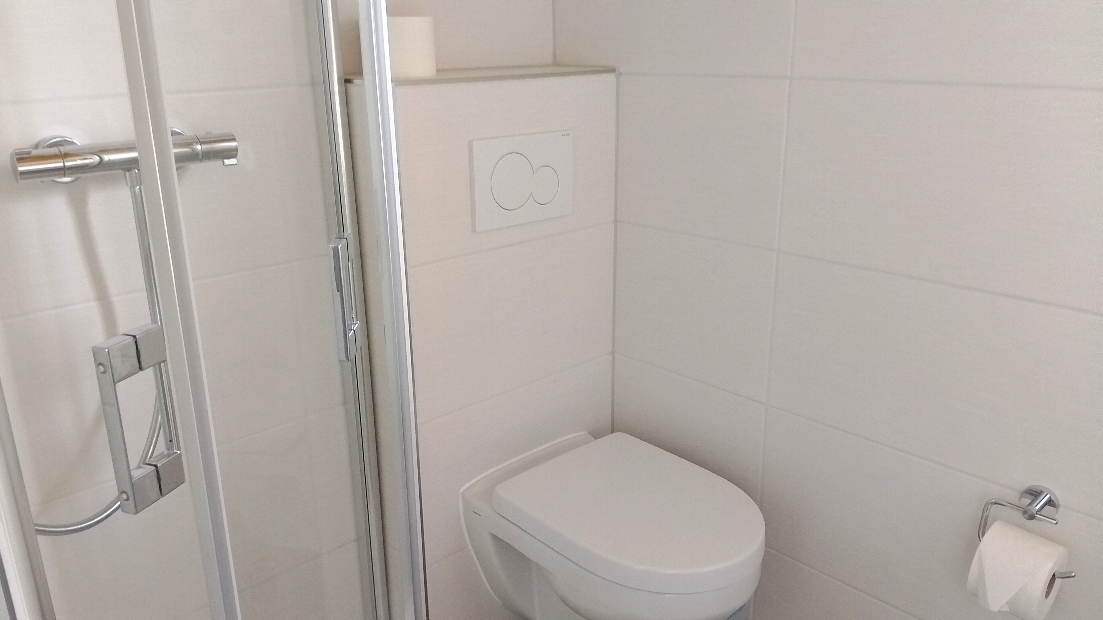 Een douche, handdoeken