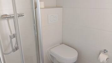 Een douche, handdoeken