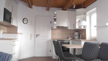 KylskÄp, mikrovÄgsugn, diskmaskin och kaffe- och tebryggare