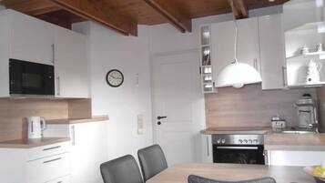 KylskÄp, mikrovÄgsugn, diskmaskin och kaffe- och tebryggare