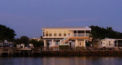 Entire 2 Bedroom Fishing Trailer on island, use of Boat Dock , marina, and WIFI