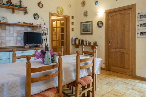 Apartamento, 2 quartos | Opções para refeição no quarto