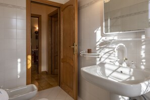 Apartamento, 2 quartos | Banheiro | Chuveiro, bidê, toalhas de banho