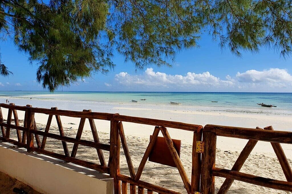 Sulla spiaggia, lettini da mare, teli da spiaggia