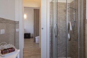 Apartemen Comfort, 2 kamar tidur | Shower kamar mandi