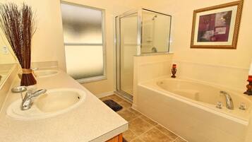 Villa, 5 Bedrooms | Bathroom | Towels