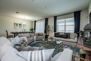 Villa, varias habitaciones | Sala de estar | Televisión de 30 pulgadas con canales por cable