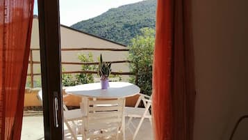 Apartamento conforto, 2 quartos | Área de estar | TV
