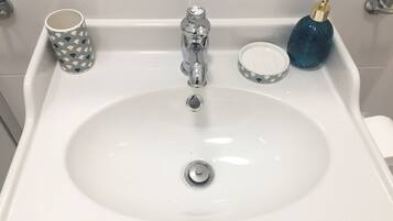 Secador de pelo, toallas, jabón y papel higiénico