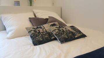 1 dormitorio, tabla de planchar con plancha, wifi y ropa de cama