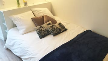 1 dormitorio, tabla de planchar con plancha, wifi y ropa de cama