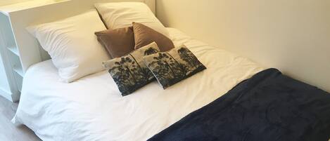 1 habitación, tabla de planchar con plancha, wifi y ropa de cama