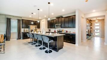 Villa, meerdere slaapkamers | Privékeuken | Een magnetron, een vaatwasser