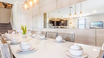 Villa, varias habitaciones | Restauración