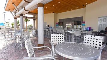 Villa, varias habitaciones | Restaurante al aire libre