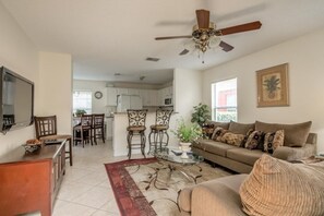 Hus - 4 sovrum | Vardagsrum | 30-tums tv med kabelkanaler