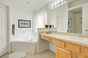 House, 4 Bedrooms | Bathroom | Hair dryer, towels