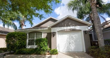 Private Pool 2 Queens And Twin Room! 3 Bedroom Home by RedAwning