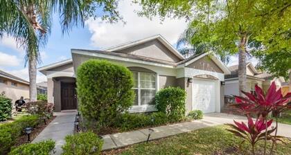 Private Pool 2 Queens And Twin Room! 3 Bedroom Home by RedAwning