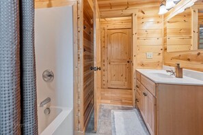 Cabin, 2 Bedrooms | Bathroom | Towels