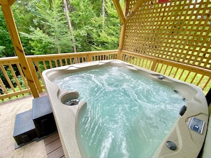 Chalet rustique, 2 chambres | Baignoire à remous extérieure
