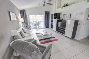 Casa, 4 habitaciones | Zona de estar | Una televisión