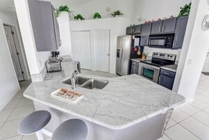 Casa, 4 habitaciones | Cocina privada | Microondas y lavavajillas