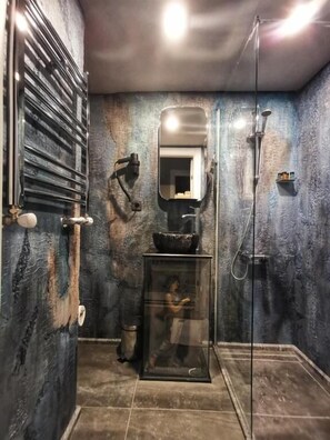 Douche, douche à « effet pluie », articles de toilette gratuits