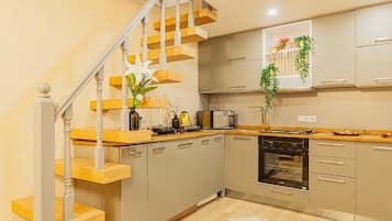 Suite Présidentielle | Cuisine privée | Réfrigérateur, micro-ondes, plaque de cuisson, cafetiÚre/bouilloire