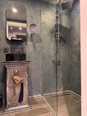 Shower, rainfall showerhead, free toiletries, hair dryer