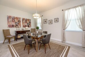 Villa, 6 habitaciones | Servicio de comidas en la habitación
