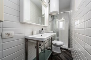 Apartment (A1) | Bathroom | Shower, towels, toilet paper - Apartment Peschiera (Porec)