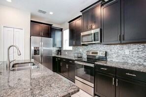 House, 5 Bedrooms | Private kitchen