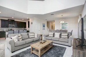 House, 5 Bedrooms | Living room