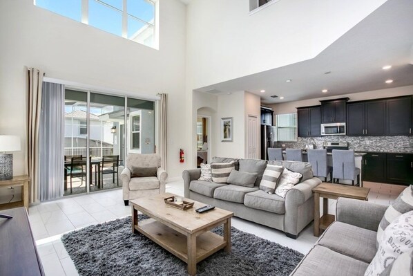 House, 5 Bedrooms | Living room