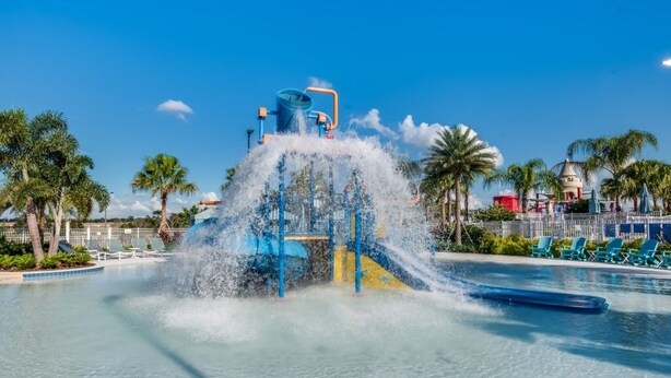 Ein Wasserpark mit Wasserrutsche und Schwimmbecken.