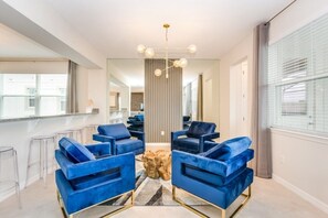 Villa, Mehrere Schlafzimmer | Wohnbereich | Fernseher